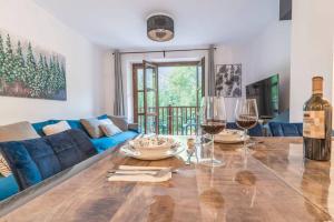 a living room with a table with wine glasses at Casa Sanchines - Apartamentos Loira in Benasque
