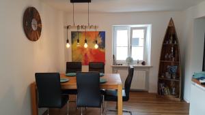 a dining room with a table and chairs at Apartment Weinbergglück in Ebringen
