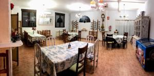 un comedor con mesas y sillas en una habitación en La Sabina en Castillejo de Robledo