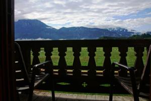 a bench on a balcony with a view of a mountain at Ferienwohnung Wechselberger in Kiefersfelden