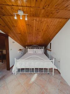 Giường trong phòng chung tại La Mansarda - Nel cuore del parco della Majella