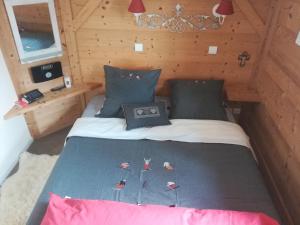 Un dormitorio con una cama con pájaros. en Avoriaz cocooning en Avoriaz