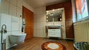 uma casa de banho com uma banheira, um lavatório e um WC. em FreiRaum em Obersinn