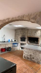 cocina grande con pared de piedra en Iberflat Villa Tramontana, en Benicàssim