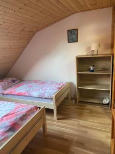 Gulta vai gultas numurā naktsmītnē Farm Stay Pr Lavric