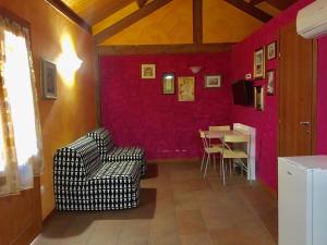 un soggiorno con un divano e un tavolo di Chalet monolocale a Vieste