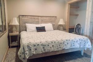 Ένα ή περισσότερα κρεβάτια σε δωμάτιο στο New! Lower Level Ranch Home - 10 mins to Town