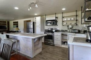 Η κουζίνα ή μικρή κουζίνα στο New! Lower Level Ranch Home - 10 mins to Town