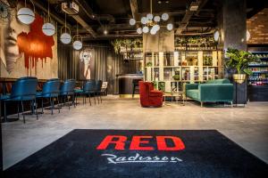 Posezení v ubytování Radisson RED London Greenwich The O2