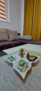 una mesa con una bandeja de comida en una mesa en Apartman Nane 2, en Kruševo