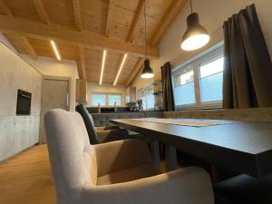 ein Esszimmer mit Tisch und Stühlen in der Unterkunft Chalet Hackl in Sautens + 37 Fotos