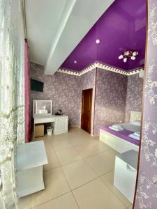 エッセントゥキにあるGostevoi dom na Volodarskogoの紫色の天井の部屋