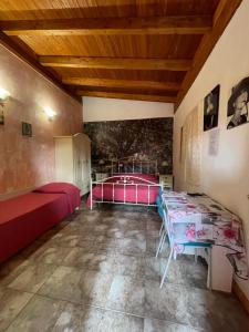 una camera con due letti e un tavolo di Chalet monolocale a Vieste