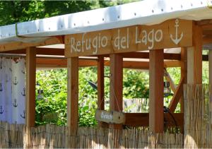 a wooden sign with a surfboard on top of a fence at Refugio del Lago in Seekirchen am Wallersee