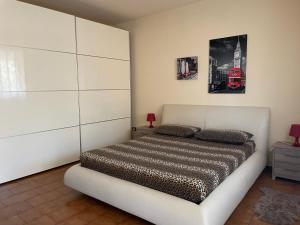 ヴィンチにあるLe Case di Cinziaのベッドルーム1室(ベッド1台付)、ダブルデッカーバス1台が備わります。