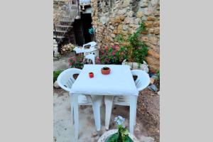 Cerviá的住宿－Cal Marquès，院子里的白色桌子和椅子