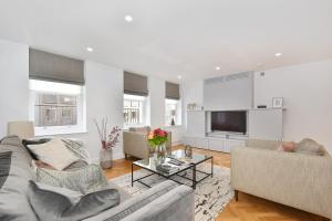 a living room with a couch and a table at London Choice Apartments - Mayfair - Piccadilly in London