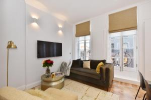a living room with a couch and a tv at London Choice Apartments - Mayfair - Piccadilly in London