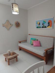 sala de estar con sofá y mesa en Ubatuba Ferias Maranduba Ville2, en Ubatuba