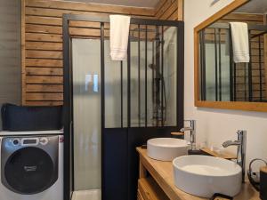 La salle de bains est pourvue de 2 lavabos et d'une douche. dans l'établissement Street app'Art, à Saint-Quentin