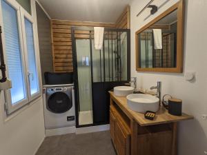 La salle de bains est pourvue de 2 lavabos et d'un lave-linge. dans l'établissement Street app'Art, à Saint-Quentin