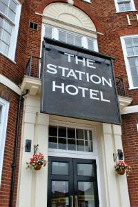una señal para el hotel de la estación en el lateral de un edificio en The Station Aparthotel en Dudley
