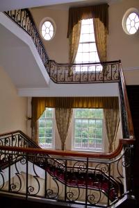 spiralne schody w domu z dwoma oknami w obiekcie The Station Aparthotel w mieście Dudley