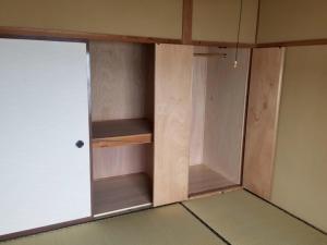 einen Schrank mit Tür in einem Zimmer in der Unterkunft Uminomanmaesou - Vacation STAY 65243v in Oda