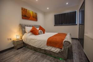 Giường trong phòng chung tại Waterfront luxury apartment