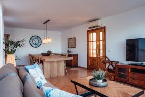 a living room with a couch and a table at Menurka - Port d'Addaia in Port d'Addaia