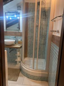 トリエステにあるMansarde Riveのバスルーム(シャワー、洗面台、トイレ付)