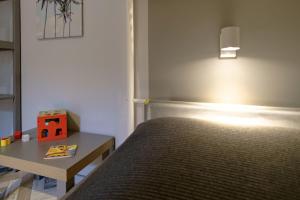 Un dormitorio con una cama y una mesa con una caja. en Hotel & Restaurant Prüser´s Gasthof en Hellwege