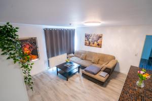 ein Wohnzimmer mit einem Sofa und einem Tisch in der Unterkunft My Apartment im Bremer Viertel in Bremen