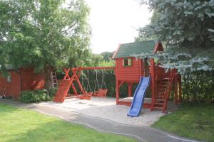A área de jogos para crianças em Uroki Natury
