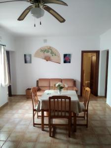 d'une salle à manger avec une table et un ventilateur de plafond. dans l'établissement Alojamientos Andalucia, à Algodonales