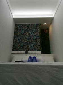 1 dormitorio con 1 cama grande y pared en Modular Rooms, en Madrid