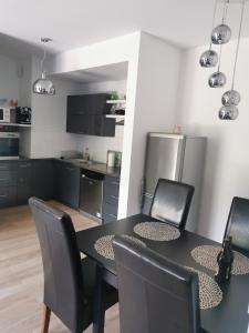 kuchnia ze stołem i krzesłami w obiekcie Apartament4siostry65 w mieście Ustronie Morskie
