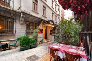 una mesa y sillas sentadas en un patio frente a un edificio en Hotel Fresia Istanbul, en Estambul