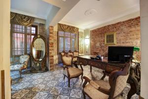 sala de estar con escritorio y pared de ladrillo en Hotel Fresia Istanbul, en Estambul
