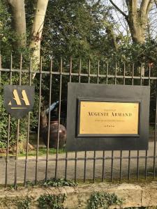 un cartello di fronte a una recinzione con un parco di "Antre Nous" au Cœur de Lunel a Lunel