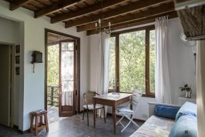 a living room with a table and chairs and a bed at La Mamunia in Las Gaviotas