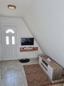 TV a/nebo společenská místnost v ubytování Apartmani Radaković