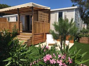 una casetta minuscola con terrazza e gazebo di Mobil Home camping Mar Estang bord de plage a Canet-en-Roussillon