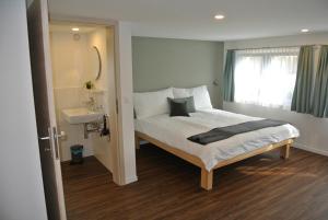 Кровать или кровати в номере Gasthaus Gemsli
