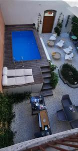 Výhled na bazén z ubytování I PRINCIPI di CASADOR HOUSE HOTEL nebo okolí