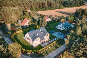 uma vista aérea de uma grande casa com um quintal em Uroki Natury em Lucień