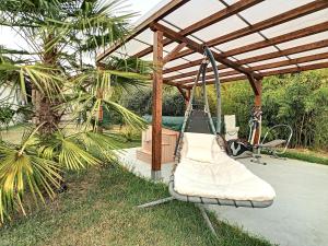 a swing in a pergola in a backyard at Agriturismo Dominus Domenico in Cortona