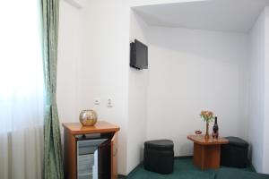 TV a/nebo společenská místnost v ubytování Hotel Sir Orhideea