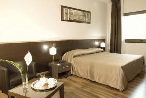 Habitación de hotel con cama y mesa en Forum Palace Hotel, en Cassino