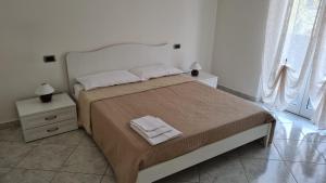 A bed or beds in a room at La Contrada